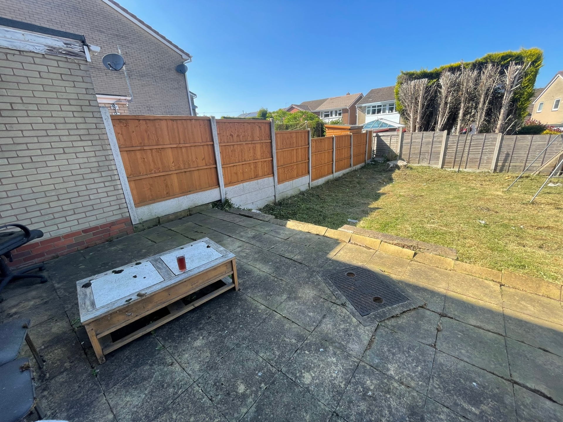 Close board fence installation