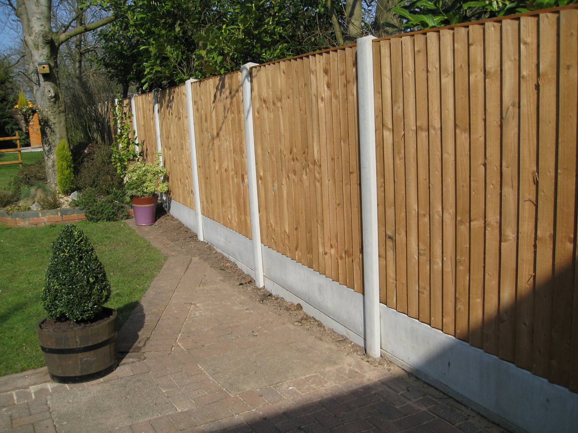 Close board fence installation